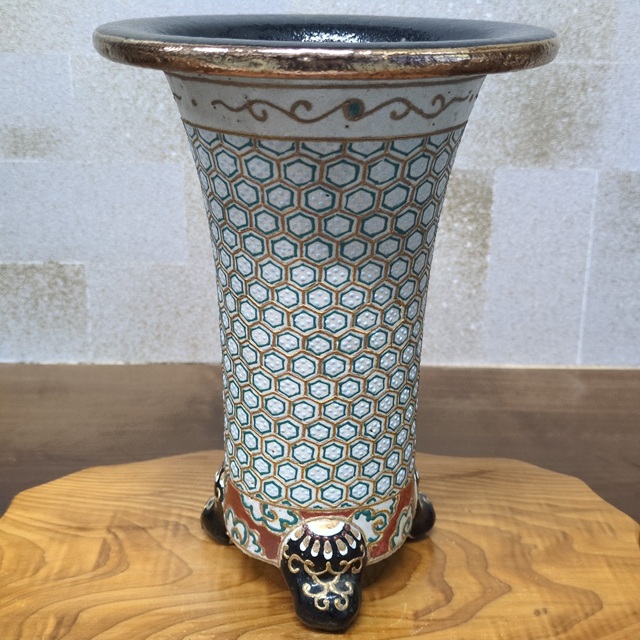 生駒製 純銀 菊紋鉢 約262グラム 京楽焼錦鉢 白胴亀甲紋 縁金 4.5寸 « 寒蘭専門店｜東洋蘭センター.
